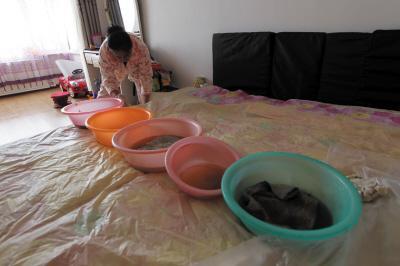 灵山楼上漏水，住户失联，小区没物管，业主维权难！律师来支招……